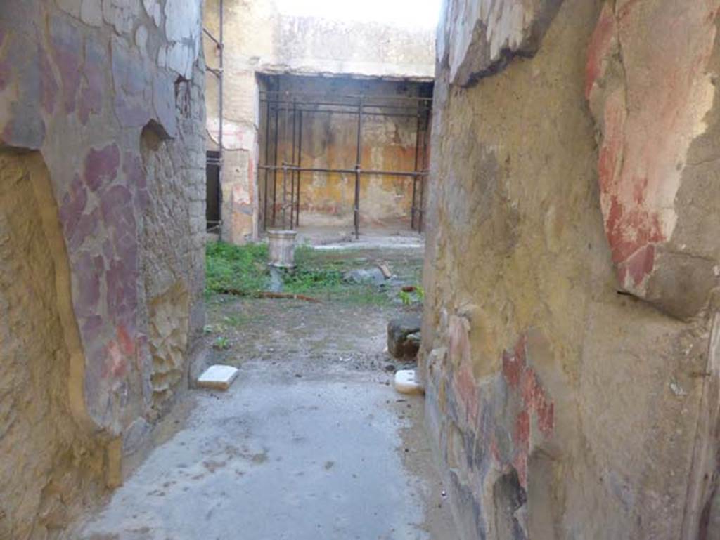 Ins. V.11, Herculaneum, September 2015. Looking south from entrance doorway.